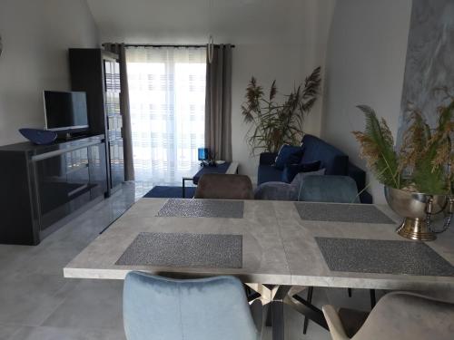 een woonkamer met een tafel en een bank bij Apartament - Come in in Lubin
