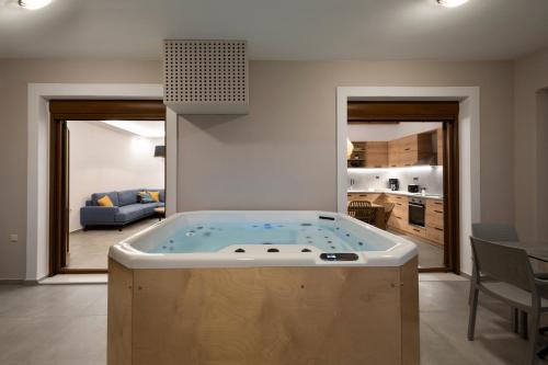 duża wanna w pokoju z kuchnią w obiekcie Zen Luxury Home, Family Sea Escape! w mieście Magnisía