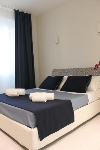 two beds in a bedroom with towels on them at Little Rose Lodge in Rome