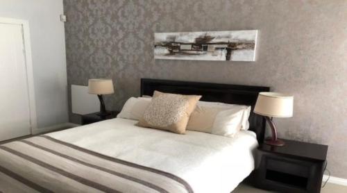 Una cama o camas en una habitación de Cashmere Suites