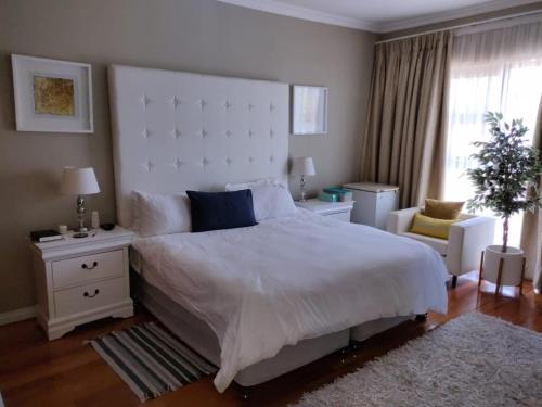 Una cama o camas en una habitación de Cashmere Suites