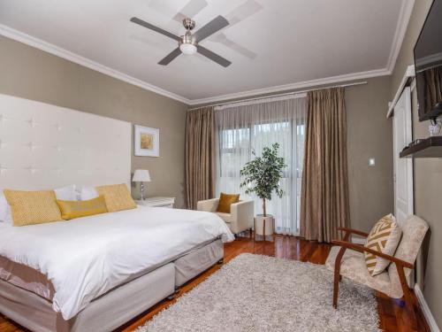 Una cama o camas en una habitación de Cashmere Suites