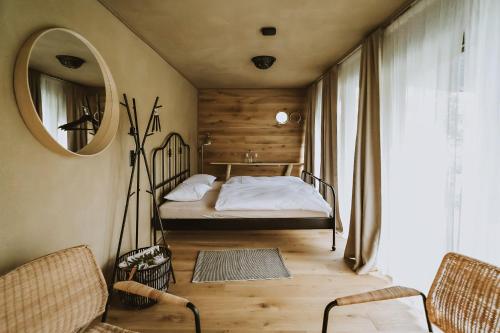 Sveti Jurij ob ŠčavniciにあるFalkensteiner Premium Camping Lake Blagusの小さなベッドルーム(ベッド1台、鏡付)