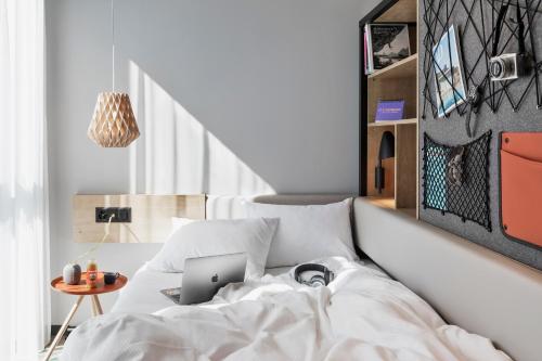 Ένα ή περισσότερα κρεβάτια σε δωμάτιο στο Stay KooooK Bern Wankdorf - Online Check In