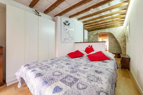 Posteľ alebo postele v izbe v ubytovaní Largo di Torre Argentina Cozy Studio