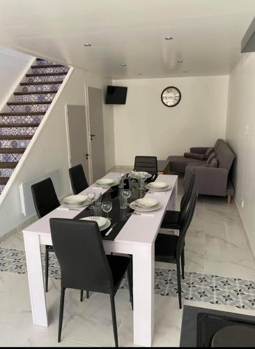 une salle à manger avec une table et des chaises blanches dans l'établissement Détente sous les Côtes baignoire balnéo, à Hannonville-sous-les-Côtes