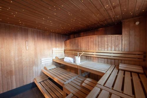 una sauna vacía con paredes de madera y bancos de madera en Hotel UTO KULM car-free hideaway in Zurich, en Zúrich