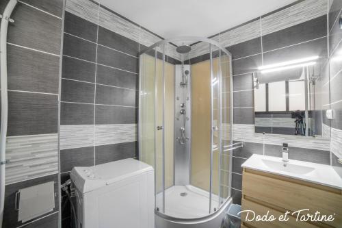 uma casa de banho com um chuveiro, um WC e um lavatório. em Lovable studio close to the beach - Dodo et Tartine em Saint-Cyr-sur-Mer