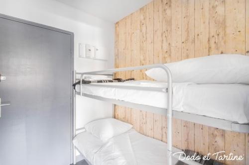 Zimmer mit 2 Etagenbetten und einem Spiegel in der Unterkunft Lovable studio close to the beach - Dodo et Tartine in Saint-Cyr-sur-Mer