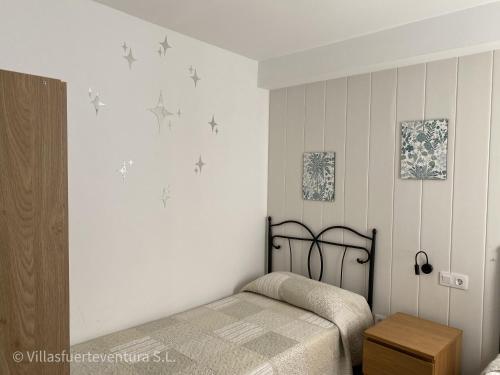 ein Schlafzimmer mit einem Bett mit Sternen an der Wand in der Unterkunft Edificio Prieto VIV 5 in Puerto del Rosario
