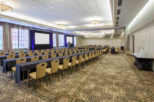 Crowne Plaza Indianapolis-Dwtn-Union Stn, an IHG Hotel Image