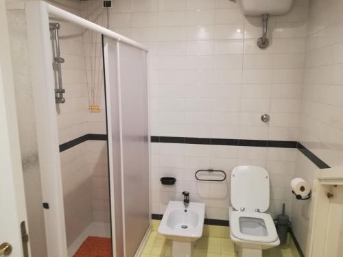 A bathroom at Villa Linda Bed And Breakfast