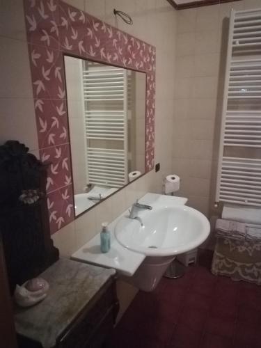a bathroom with a sink and a mirror at Villa Linda Bed And Breakfast in Sulmona