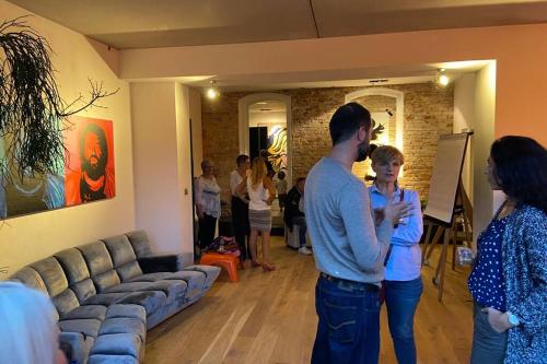 a group of people standing in a living room playing a video game at Entspannt in Nürnberg - Das Einhörnchen in Nürnberg