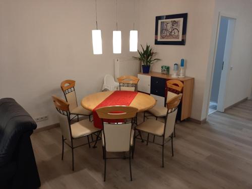 een eetkamer met een tafel en stoelen in een kamer bij Ferienwohnung Haus Gards in Marpingen