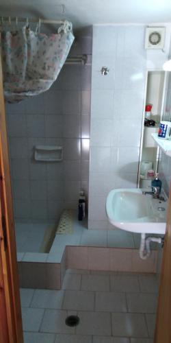 y baño con ducha, lavabo y bañera. en Country Style Room at the Center of Arachova, en Arachova