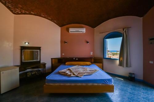 a bedroom with a bed and a window in it at Safari Beach Nuweiba in Nuweiba