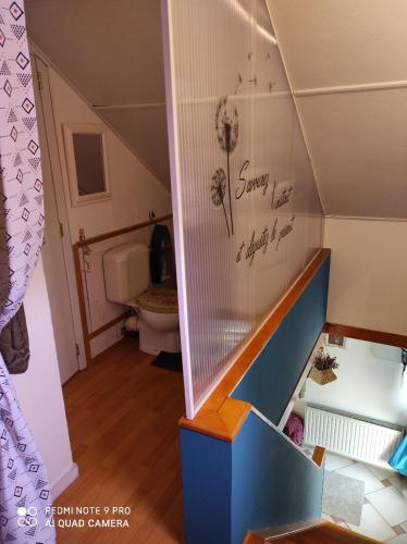 La salle de bains est pourvue d'un escalier et de toilettes. dans l'établissement Ô Vert'jardin, à Rochefort