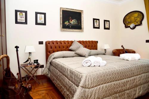 Regal House Roma في روما: غرفة نوم عليها سرير وفوط