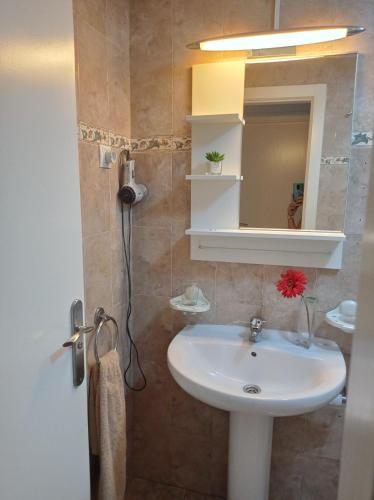 a bathroom with a sink and a mirror at Mafasca, comodo e silenzioso, terrazza e cortile, WI-Fi in Morro del Jable