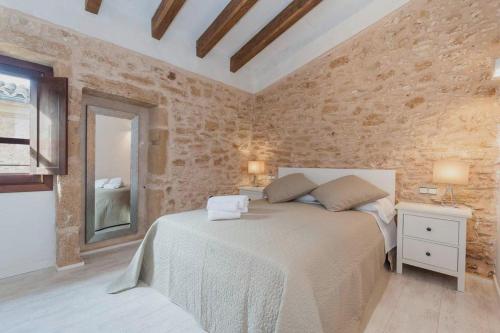 Postel nebo postele na pokoji v ubytování Casa Sa Pedra, en el Centro Histórico de Alcudia