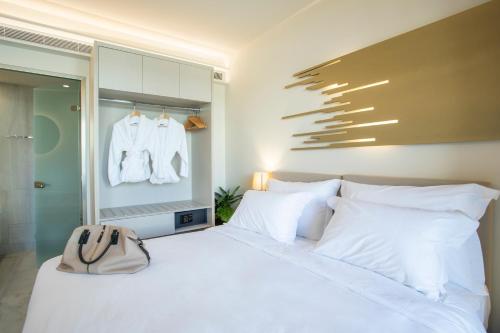 Green Suites Boutique Hotelにあるベッド