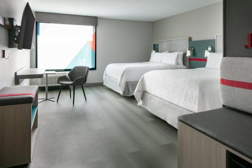 Ένα ή περισσότερα κρεβάτια σε δωμάτιο στο Avid Hotels - Roseville - Minneapolis North, an IHG Hotel
