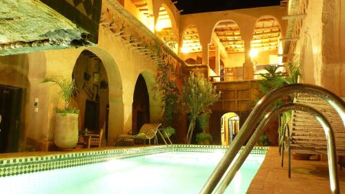 - une grande piscine dans un bâtiment avec un nageur dans l'établissement Riad Maktoub, à Aït Ben Haddou