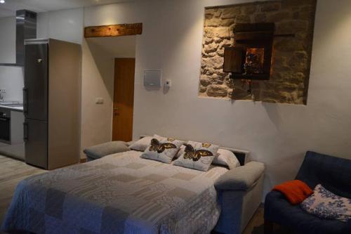 a bedroom with a bed with two cats on the pillows at Estudio Villazón in Obanos