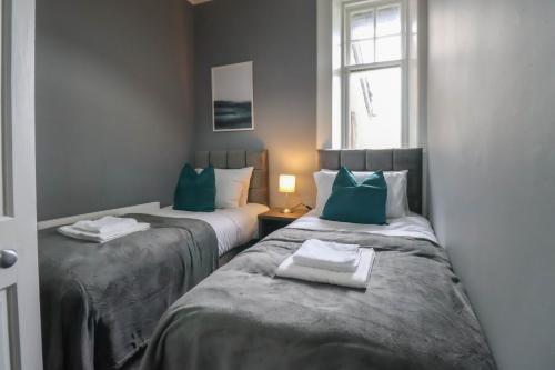 Llit o llits en una habitació de Cosy Seaside Princes Apartment