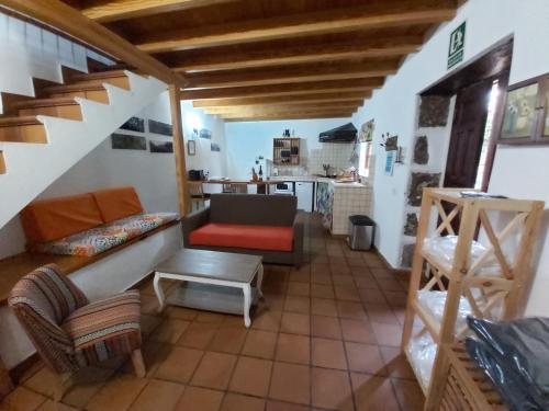 Casa los Abuelos في El Pinar del Hierro: غرفة معيشة مع أريكة وطاولة