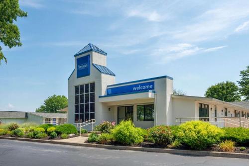 a view of the front of a hospital building at Travelodge by Wyndham Essington / Philadelphia Airport in Essington