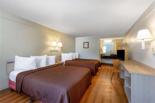 Кровать или кровати в номере Travelodge by Wyndham Essington / Philadelphia Airport