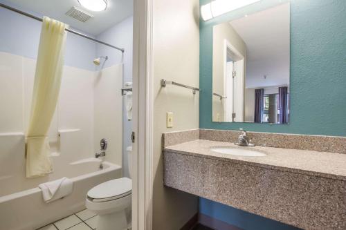 y baño con lavabo, aseo y espejo. en Econo Lodge Inn & Suites I-65, en Brooks