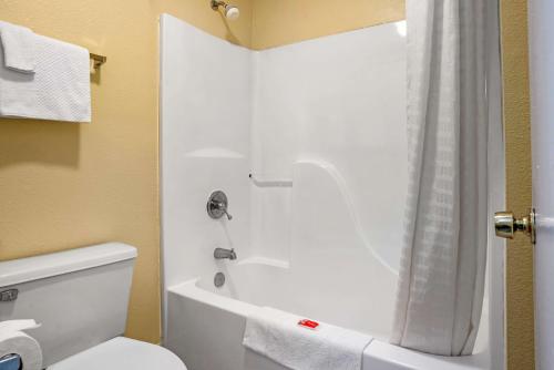 Et badeværelse på Econo Lodge Inn & Suites