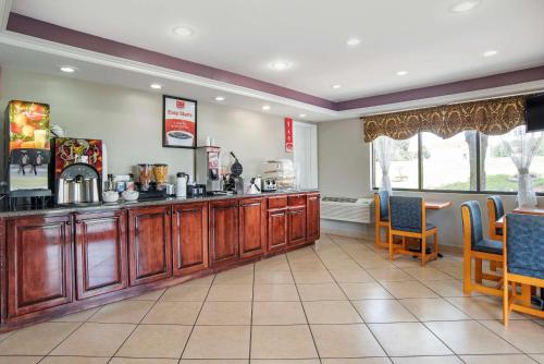 una cucina con mobili in legno e sedie in un ristorante di Econo Lodge Inn & Suites Evergreen a Evergreen