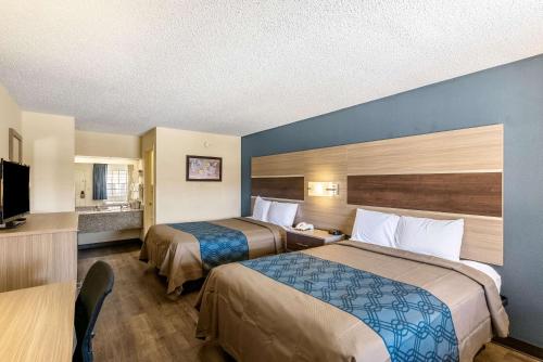 Habitación de hotel con 2 camas y TV de pantalla plana. en Econo Lodge Vicksburg, en Vicksburg