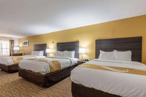 a hotel room with two beds in a room at Quality Inn Southaven - Memphis South in Southaven