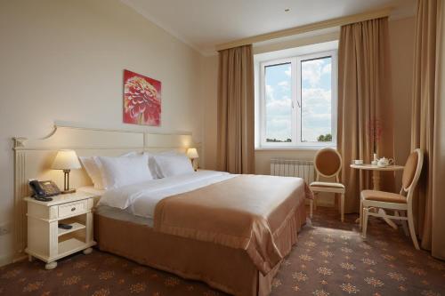 ein Hotelzimmer mit einem großen Bett und einem Fenster in der Unterkunft Medical&Spa Resort Alfa Radon in Baraviki