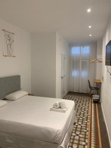 1 dormitorio con 1 cama, 1 mesa y 1 silla en Star Home, en Valencia