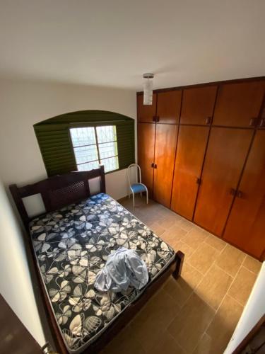 a bedroom with a bed with a dresser and a bed sidx sidx at Boss Apartments in Paranoá