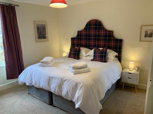 ein Schlafzimmer mit einem großen Bett mit Handtüchern darauf in der Unterkunft High Street Flat in Sherborne