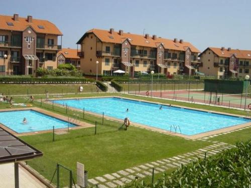 een groot zwembad waar mensen in zwemmen bij Apartamento en Comillas_Rovacias guest house in Comillas