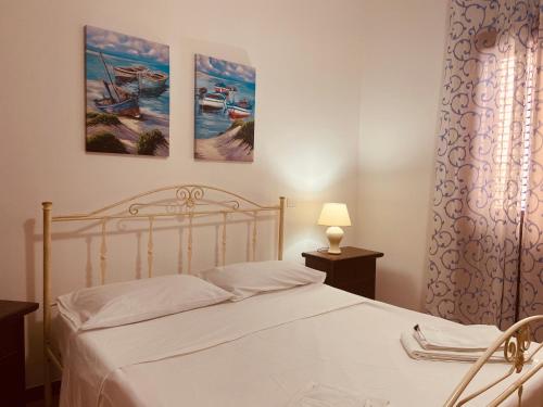 マツァーラ・デル・ヴァッロにあるKasbah San Francescoのベッドルーム1室(壁に3枚の写真が飾られたベッド1台付)