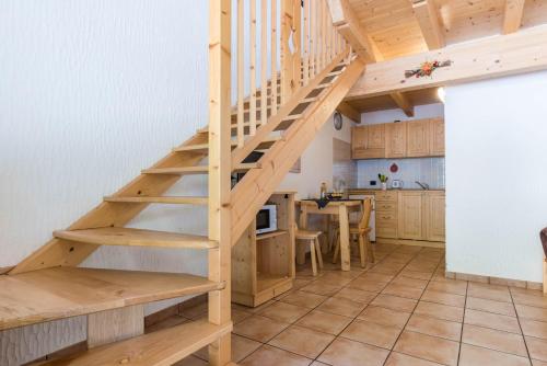 eine Küche mit Holztreppe in einem Haus in der Unterkunft Appartamento Adamello 15 in Pinzolo