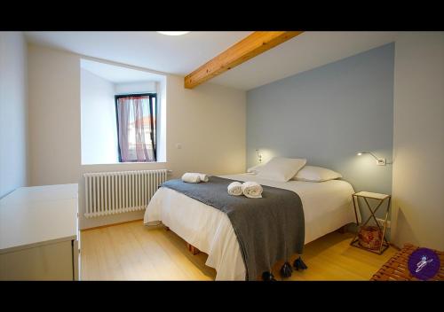sypialnia z łóżkiem z dwoma ręcznikami w obiekcie Cap Away I Appart Hotel w mieście Andernos-les-Bains