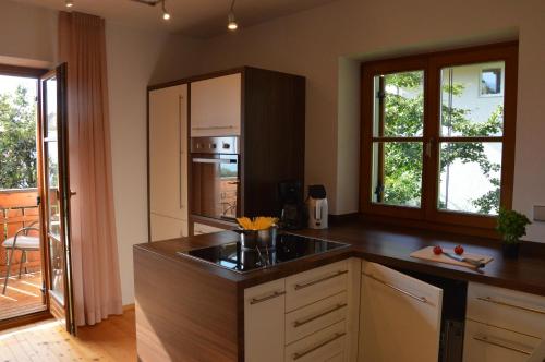uma cozinha com um lavatório e uma bancada em Apartment Pyrus em Tirolo