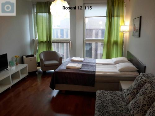 1 dormitorio con 1 cama, 1 silla y 1 ventana en Apartments Rotermanni, en Tallin