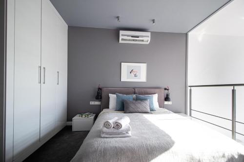 Posteľ alebo postele v izbe v ubytovaní Qbik Loft Modern Apartment