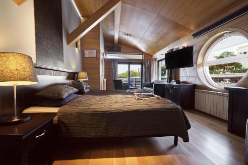 A bed or beds in a room at Vogue Boat Apartments